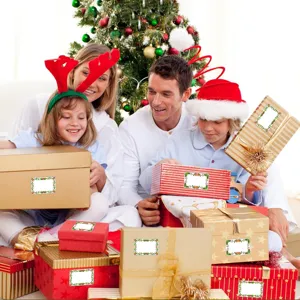 Kerstcadeaulabels met hulstborder, blanke beschrijvende stickers voor feestdagenverpakking.