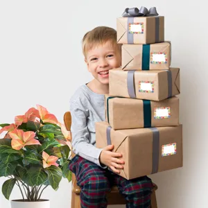 Gedetailleerd overzicht van kerstcadeaulabelstickers met bloemenrand voor feestelijke decoratie.