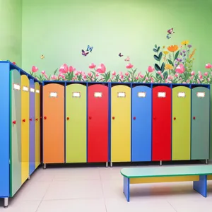 Gedetailleerd overzicht van kleurrijke kleuterschool kasten met muurstickers en bank.