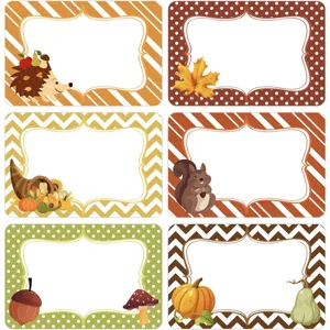 Detail van herfst cadeaulabels met schattige illustraties van egels, eekhoorns en pompoenen.