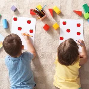 Enfants utilisant de mignons autocollants de pomme rouge pour des projets d'art créatifs.