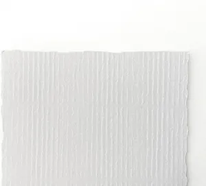 Detalle de papel blanco texturado con bordes rústicos ideal para tarjetas de boda elegantes.