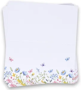 Dettaglio di carte pieghevoli con fiori di campo ad acquerello, eleganti segnaposto per feste.