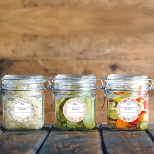 Gros plan sur de belles étiquettes de pots de conserve florales aquarelle étanches.