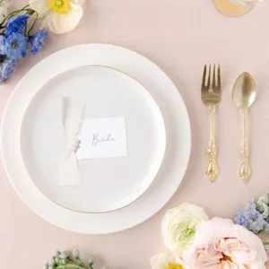 Detalle de set de tarjetas de sitio de mesa de boda, plato blanco con bride card.