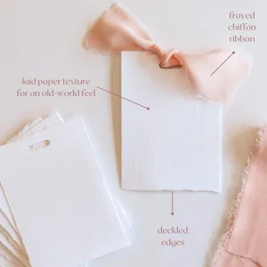 Tarjetas de sitio de papel blanco con bordes rústicos y cinta de gasa para bodas