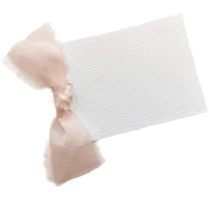 Tarjeta de sitio blanca texturizada decorada con elegante cinta rosa deshilachada boda.