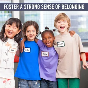 Enfants souriants avec des autocollants nominatifs personnalisés pour la décoration créative de classe.