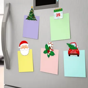 Detailansicht süßer Weihnachtskühlschrankmagnete mit bunten Notizen an einer Metalltür.