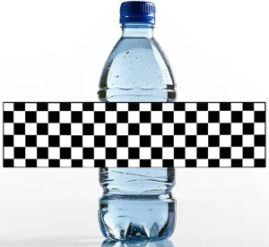 Vista detallada de una botella de agua de carreras con etiqueta a cuadros blancos y negros