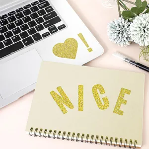 Nahaufnahme von goldenen Glitzer-Buchstaben- und Formaufklebern für DIY-Dekoration.