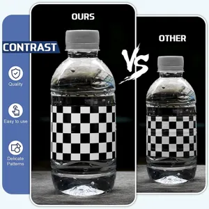 Detalle del adhesivo de cuadros blanco y negro para botella de agua de carreras pro.