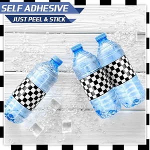 Detalle de etiqueta de botella de agua con diseño a cuadros blanco y negro de carreras.