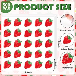 Gros plan de jolis autocollants fraise avec fonction imperméable et design facile à décoller.