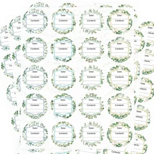 Vue détaillée d'autocollants ronds pour pots avec couronne d'eucalyptus et champs de texte.