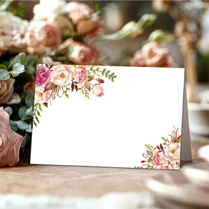 Elegante tarjeta de sitio floral para bodas, tarjeta de nombre en blanco con flores de acuarela.