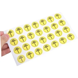 Detalle de hoja de pegatinas con símbolo de tierra industrial amarillo, impermeables y duraderas.