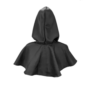 Detailansicht des schwarzen mittelalterlichen Kapuzenumhangs für Cosplay und Halloween.