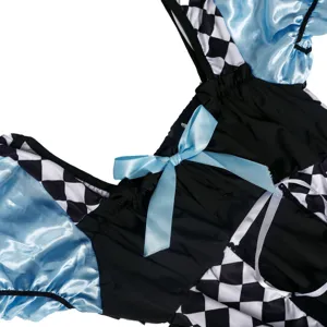 Dettaglio abito cosplay Halloween, scacchiera bianco-nera e colletto con fiocco.