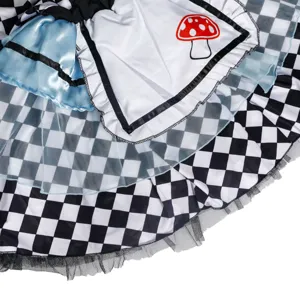 Primo piano dettagliato della gonna del costume da cameriera Lolita con balze in tulle.