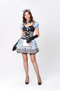 Donna costume cosplay di Halloween vestito da cameriera a quadretti nero e bianco con grembiule.