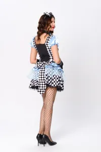 Costume cosplay di Halloween, abito a quadretti bianchi e neri e maniche a sbuffo blu.