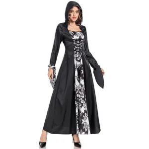 Detailansicht des mittelalterlichen Gothic Punk Kapuzenkleides mit vintage schwarzweiß.