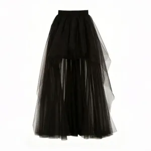 Vue de détail de la jupe asymétrique en tulle noir avec superposition pour la scène