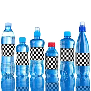 Set de 6 botellas de agua deportivas azules con pegatinas de cuadros blanco y negro de carreras.