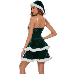 Groen fluwelen kerstkostuum detail met zachte witte nepbont afwerking en fijne bandjes.