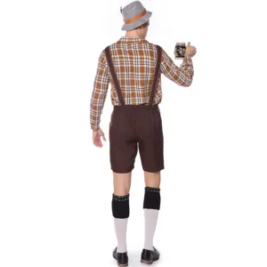 Vista posteriore dettagliata del costume tradizionale con camicia a quadri e bretelle.