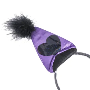 Dettaglio cerchietto con cappello da giullare viola, perfetto per festa di Halloween e palco.