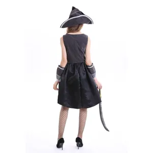 Vue arrière détaillée du costume de pirate pour femme avec robe, chapeau et accessoires.