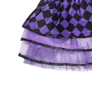 Dettaglio della gonna costume giullare con motivo a losanghe viola e nero in tulle.