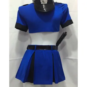 Ensemble de costume de cosplay de police sexy avec crop top, jupe plissée et casquette.