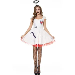 Gedetailleerd overzicht van het Halloween kostuum met de unieke hart jurk en netkousen.