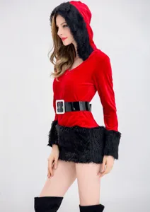 Femme robe de costume de Noël en velours rouge avec bordure en fausse fourrure noire.