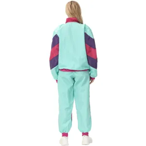 Ρετρό αθλητική φόρμα colorblock, ιδανική για μουσικά φεστιβάλ και θεατρικές παραστάσεις.