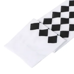 Primo piano dettagliato del tessuto delle calze da costume di Halloween a rombi bianchi.