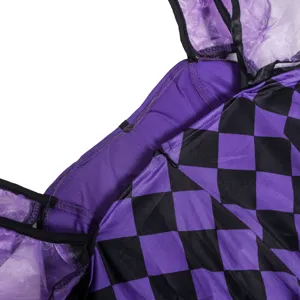 Vista dettagliata del costume da giullare cosplay da donna con motivo a quadri nero e viola.