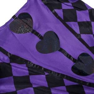Dettaglio ravvicinato del costume con motivo arlecchino viola, nero e cuori brillanti.