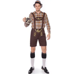 Vista dettagliata del costume tradizionale bavarese da uomo con camicia e pantaloncini.