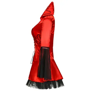 Costume cosplay vampiro dettaglio vista laterale, vestito rosso nero con cappuccio.