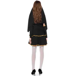 Vue détaillée du costume de cosplay de nonne d'Halloween avec robe noire et bas blancs.