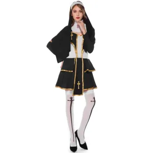 Détail du costume de cosplay de bonne sœur classique avec robe noire et blanche et coiffe.