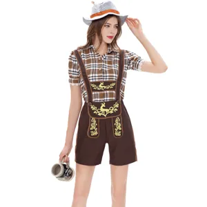 Dettaglio del costume tedesco da Oktoberfest con bretelle ricamate e camicia a quadri.