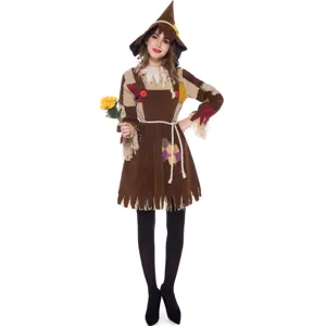 Détail du costume d'épouvantail d'Halloween avec robe rapiécée et chapeau assorti.