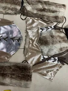 Set costume vichingo di Halloween con scaldamuscoli in pelliccia e corsetto metallico.