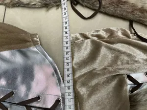 Vista dettagliata del costume da pirata vichingo con tessuto metallico e velluto.
