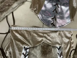 Dettaglio costume vichingo di Halloween, outfit cosplay pirata in velluto e pelliccia sintetica.